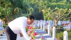 Phó Bí thư Thường trực Đảng ủy, Phó Chủ tịch Ủy ban Trung ương Mặt trận tổ quốc Việt Nam Nguyễn Phi Long dâng hương tri ân các Anh hùng liệt sỹ tại Nghĩa trang Liệt sỹ quốc gia Đường 9.