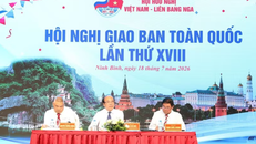 Các đại biểu chủ trì hội nghị. 