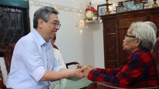 Ông Nguyễn Phước Lộc thăm hỏi sức khỏe Mẹ Việt Nam Anh hùng Bùi Thị Đay.