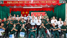 Chủ tịch Quốc hội Trần Thanh Mẫn với đại biểu và thương binh tại Trung tâm điều dưỡng Thương binh và Người có công Long Đất ở ấp Hải Sơn, xã Long Hải, Thành phố Hồ Chí Minh. 