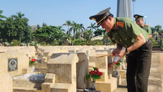 Đại tướng Lương Tam Quang thắp hương trên các mộ liệt sỹ tại Nghĩa trang liệt sỹ Quy Nhơn.