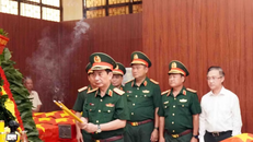 Đại tướng Phan Văn Giang dâng hương tại Nhà tưởng niệm quàn hài cốt các liệt sỹ mới tìm thấy tại công viên Lê Thị Riêng.