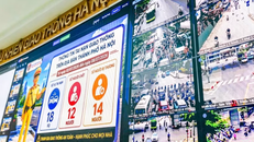 Trung tâm Điều khiển giao thông Hà Nội theo dõi, cập nhật dữ liệu từ hệ thống gần 5.000 camera AI và truyền thông tin giao thông theo thời gian thực tới các màn hình LED điện tử trên địa bàn thành phố.