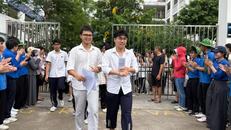 Thí sinh rời điểm thi Tốt nghiệp Trung học phổ thông sau môn thi cuối.