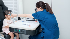 Bác sỹ khám mắt, theo dõi thị lực cho trẻ.