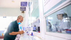 Người dân làm thủ tục khám chữa bệnh bảo hiểm y tế. 