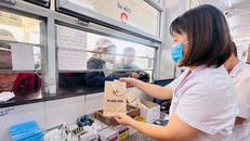 Cấp phát thuốc bảo hiểm y tế. 