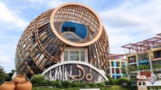 Nhà hát Đó (Phường Bắc Nha Trang) có kiến trúc độc đáo là nơi tổ chức nhiều chương trình nghệ thuật, văn hóa và giải trí đặc sắc dành cho du khách khi đến Khánh Hòa.