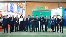 Lãnh đạo NHNN, lãnh đạo bộ, ngành và BIDV chụp ảnh lưu niệm tại sự kiện