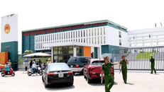 Lực lượng an ninh thực hiện công tác đảm bảo an ninh trật tự tại điểm thi trường Chuyên Tuyên Quang.