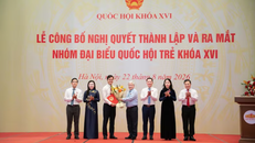 Phó Chủ tịch Thường trực Quốc hội Đỗ Văn Chiến tặng hoa Ban Thường trực Nhóm đại biểu Quốc hội trẻ khóa XVI. 