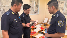 Lực lượng Hải quan tiến hành kiểm tra đối với lô hàng điện thoại di động quá cảnh nghi vấn đã qua sử dụng không thể hiện xuất xứ. 