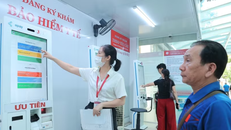 Người dân đăng ký khám bệnh bảo hiểm y tế tại bệnh viện đa khoa Xanh Pôn (Hà Nội).