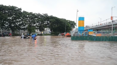 Ngập cục bộ trên phố Đàm Quang Trung sau cơn mưa lớn tại Hà Nội. 
