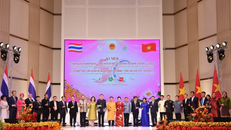 Tổng Lãnh sự Đinh Hoàng Linh cùng các vị khách mời, đại diện kiều bào nâng ly chúc mừng.