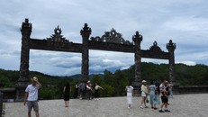 Du khách tham quan Lăng Khải Định. 