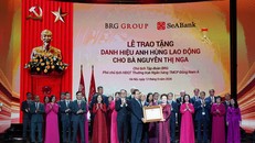 Đồng chí Trần Thanh Mẫn – Chủ tịch Quốc hội trao tặng danh hiệu Anh hùng Lao động thời kỳ đổi mới cho Bà Nguyễn Thị Nga – Chủ tịch Tập đoàn BRG.