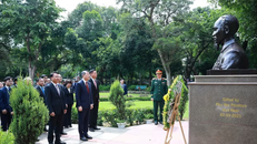 Thủ tướng Lê Minh Hưng dâng hoa tại Tượng Chủ tịch Hồ Chí Minh ở thủ đô New Delhi.