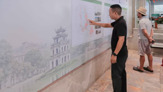 Người dân nghiên cứu kỹ các nội dung đóng góp cho quy hoạch hồ Gươm.