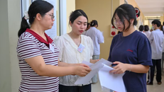 Thí sinh làm thủ tục dự thi tại điểm thi Trường Trung học phổ thông A Thanh Liêm, tỉnh Ninh Bình.