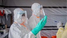 Nhân viên y tế làm việc tại trung tâm điều trị Ebola ở Bunia, tỉnh Ituri, CHDC Congo. 