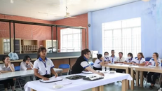 Học sinh lớp Nghiệp vụ nhà hàng K7 - Trường Trung cấp nghề dân tộc nội trú Khánh Vĩnh, Khánh Hòa trong giờ thực hành.