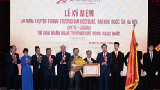 Trường Đại học Luật, Đại học Quốc gia Hà Nội đón nhận Huân chương Lao động hạng Nhất.