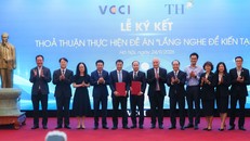 Các đại biểu tham dự Lễ ký kết hợp tác giữa VCCI và Tập đoàn TH chụp ảnh lưu niệm, chính thức khởi động Đề án “Lắng nghe để Kiến tạo"
