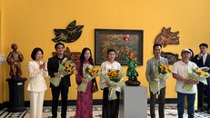 Nhóm tác giả tham gia triển lãm.