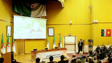Đoàn đại biểu chính trị cấp cao Quân đội Nhân dân Việt Nam, một số sỹ quan quân đội Algeria và kiều bào Việt Nam tại Algeria xem bộ phim tài liệu “Việt Nam-Algeria: Xa mà gần”.