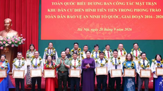 Thượng tướng Lê Văn Tuyến, Thứ trưởng Bộ Công an và Phó Chủ tịch, Tổng Thư ký Ủy ban Trung ương Mặt trận Tổ quốc Việt Nam Hà Thị Nga trao Bằng khen của Bộ trưởng Bộ Công an cho các tập thể và cá nhân điển hình tiên tiến trong phong trào toàn dân bảo vệ An ninh Tổ quốc, giai đoạn 2016-2026.