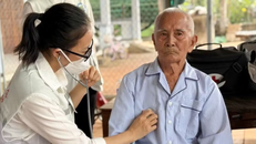 Bác sỹ khám bệnh cho người cao tuổi. 