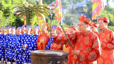 Nghi lễ dâng hương tưởng niệm.