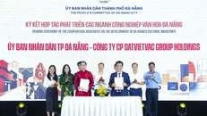 Bà Nguyễn Thị Anh Thi – Thành ủy viên, Phó Chủ tịch UBND thành phố Đà Nẵng và ông Đinh Bá Thành – Chủ tịch sáng lập DatVietVAC ký kết biên bản ghi nhớ.