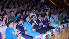 Chủ tịch Quốc hội Trần Thanh Mẫn cùng các đại biểu tham dự Chương trình.