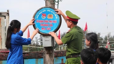 Lực lượng Công an và thanh niên xã Quỳnh Phú (Nghệ An) triển khai lắp đặt panô, ápphích tuyên truyền phòng chống ma túy tại các thôn, xóm.