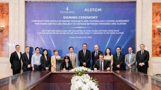 Bà Nguyễn Thu Hằng - Tổng Giám đốc Vinhomes (trái) và Ông Yann Maixandeau Giám đốc điều hành Alstom khu vực Đông Á, ký hợp đồng hợp tác giữa hai bên.