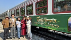 Đông đảo đại biểu và du khách sẵn sàng khởi hành trên chuyến tàu di sản