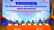Các đại biểu chủ trì Hội thảo “Phát triển nguồn nhân lực, nhân tài quản lý kinh tế ở Việt Nam trong bối cảnh chuyển đổi số”