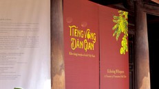 Sắc đỏ rực rỡ của “Tiếng vọng dân gian” nổi bật giữa không gian di tích.