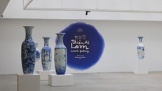 Không gian trưng bày các tác phẩm gốm và giấy tại triển lãm cá nhân “Thiên Hà Lam” của họa sĩ Trương Tân tại VCCA.