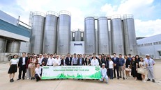 Đoàn doanh nghiệp HGPA tham quan và tìm hiểu các thực hành phát triển bền vững tại Nhà máy Mega của Vinamilk (Ảnh: Nguyễn Hoàng).