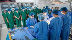 Các bác sỹ Bệnh viện Đa khoa Xanh Pôn thực hiện thành công ca lấy-ghép đa tạng từ một người hiến chết não.