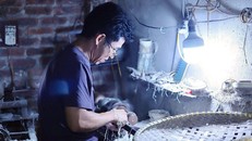 Ông Bình dành sự tỉ mỉ, tâm huyết cho từng sản phẩm làm ra. Ảnh: Phương Linh