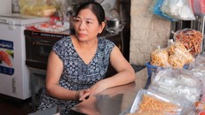 Bà Hương bên sạp kẹo nhỏ của gia đình. Ảnh: Phương Linh 