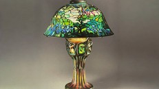 Bức tranh phong cảnh hiếm hoi trên đèn kính màu Tiffany. Ảnh: The Lamps of Louis Comfort Tiffany