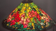 Đèn lồng kính màu Hollyhock. Ảnh: The Lamps of Louis Comfort Tiffany
