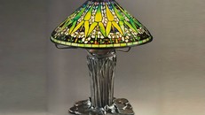 Đèn kính màu Arrowhead: Nét đẹp thầm lặng từ ao hồ. Ảnh: The Lamps of Louis Comfort Tiffany