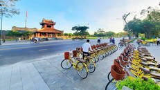 Huế triển khai dành một phần vỉa hè cho xe đạp. Ảnh: Báo Lao Động