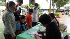 Phụ huynh đến trường đăng ký tiêm vaccine sởi cho con.